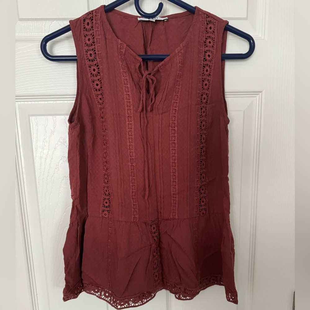 RO & DE sleeveless tank blouse in Rust color Size Small